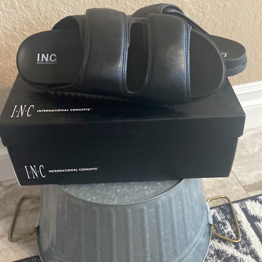 NIB I.N.C. International Levine Mens Black Velcro Slide On Sandal. Pool Walking